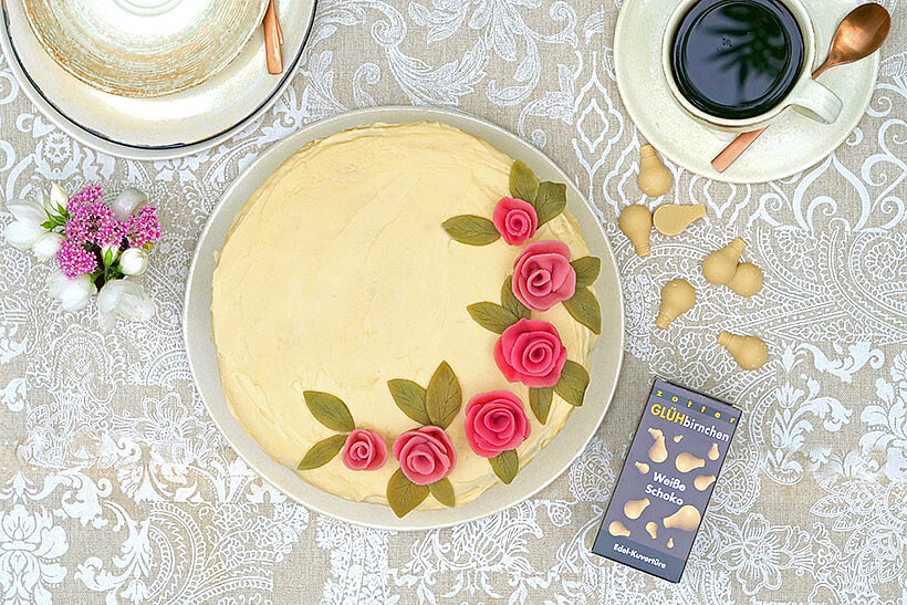 Weiße Sachertorte mit Marzipanrosen
