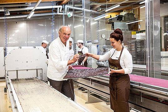 Josef Zotter und Julia Zotter in der Schoko-Produktion