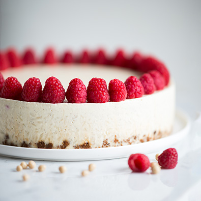 Milchreistorte mit weißer Schokolade, Haselnüssen und Himbeeren (Vorschau)