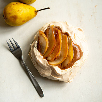 Pavlova mit Honig-Zimt-Birne und Schoko-Maronicreme