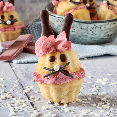 Osterhasen-Gugelhupf mit Preiselbeercreme
