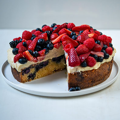 Heidelbeer-Torte mit Waldbeeren und weißer Schokolade