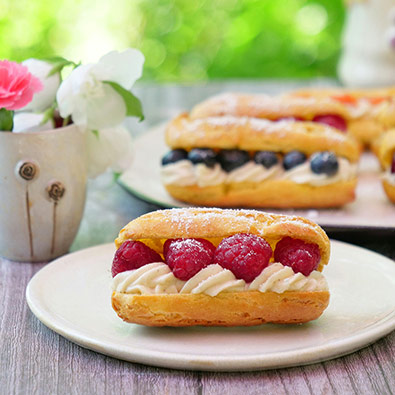 Frucht-Eclair mit weißer Schokopudding-Creme